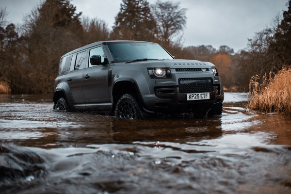 Land Rover Defender OCTA 2025 года — смелое заявление о силе, роскоши и непревзойденной внедорожной проходимости