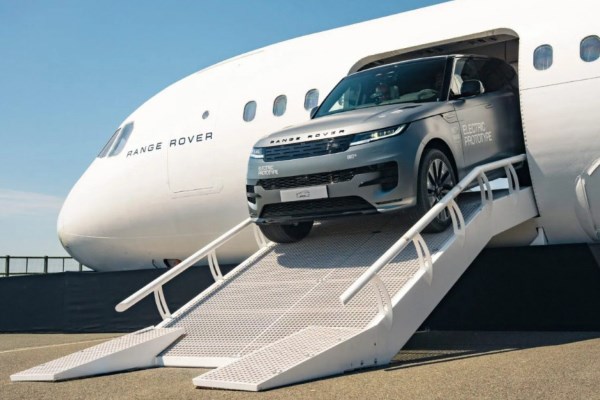 Электрический Range Rover Sport Electric дебютировал, выехав из самолета