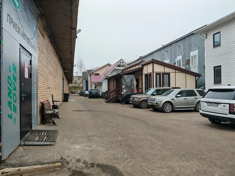 Территория и парковка техцентра LR Юг